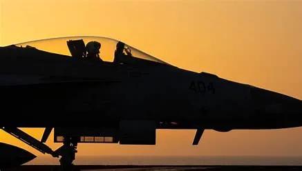 【红海美军F/A18战机是被胡塞武装揍下来的！】先让我们来看：据美国海军协会网站