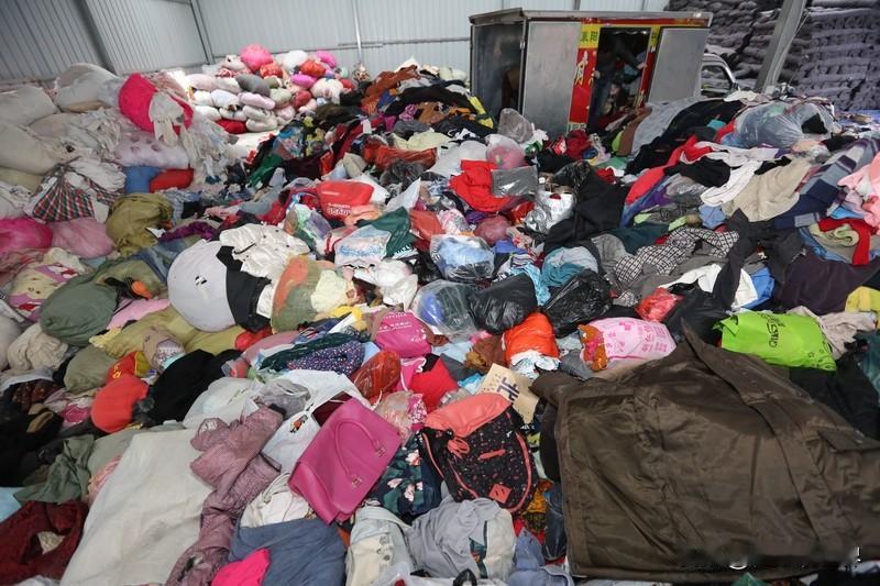 你捐的旧衣竟在直播间当“大牌尾货”卖？3个真相撕开灰色产业链！
 
“5块钱一件