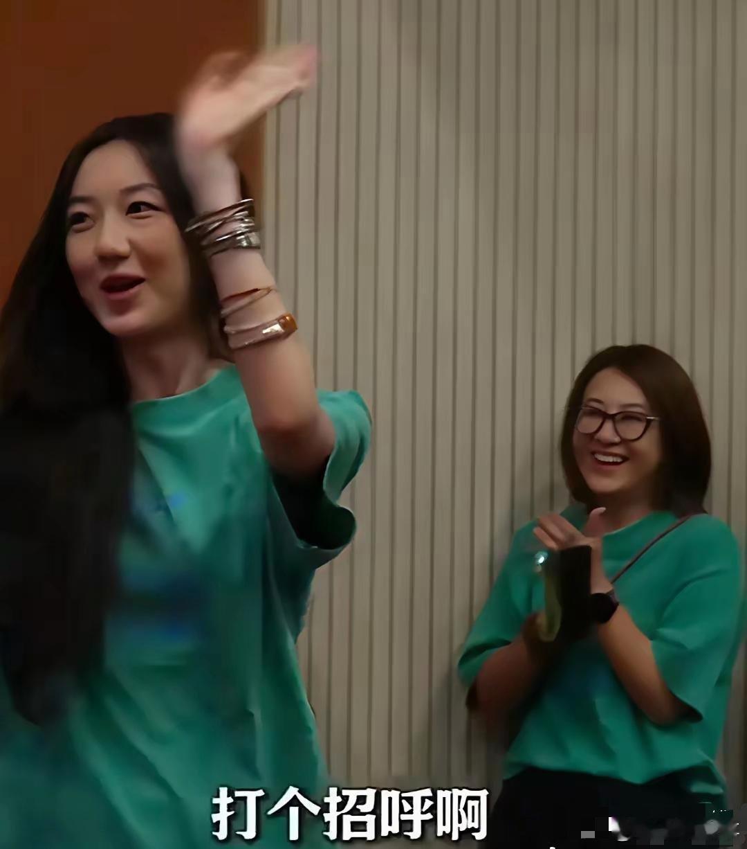 李亚鹏晒出李嫣活动照，这丫头往那儿一站，活脱脱是王菲年轻时的翻版！抬手那随性一扬