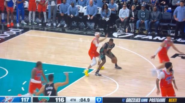 莫兰特赶紧走吧！灰熊这个队太搞笑了，领先21分被雷霆逆转，主教练和新秀连续犯错：