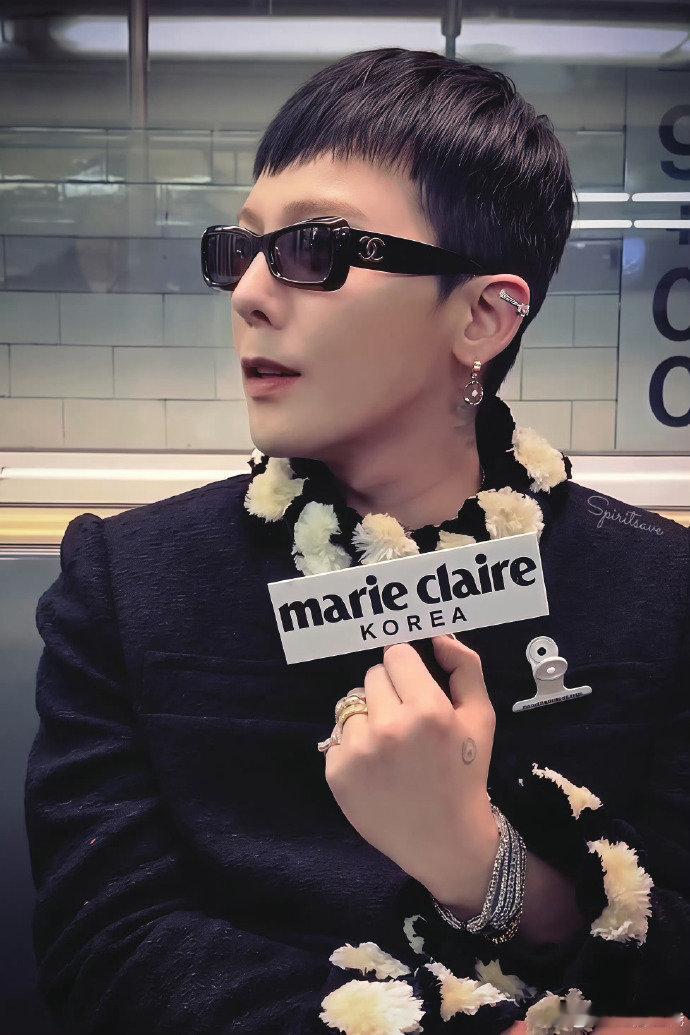 权志龙刀削下颌线 权志龙状态也太好了吧！下颌线锋利，黑发顺毛好乖 