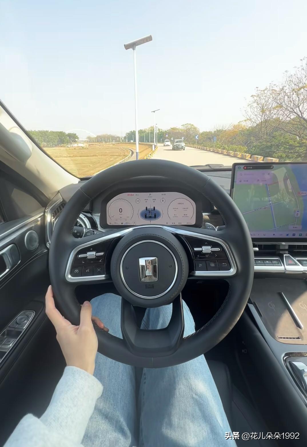 164的小个子女生适合开坦克400嘛？
今天陪朋友去看了坦克，结果一进去就被坦克