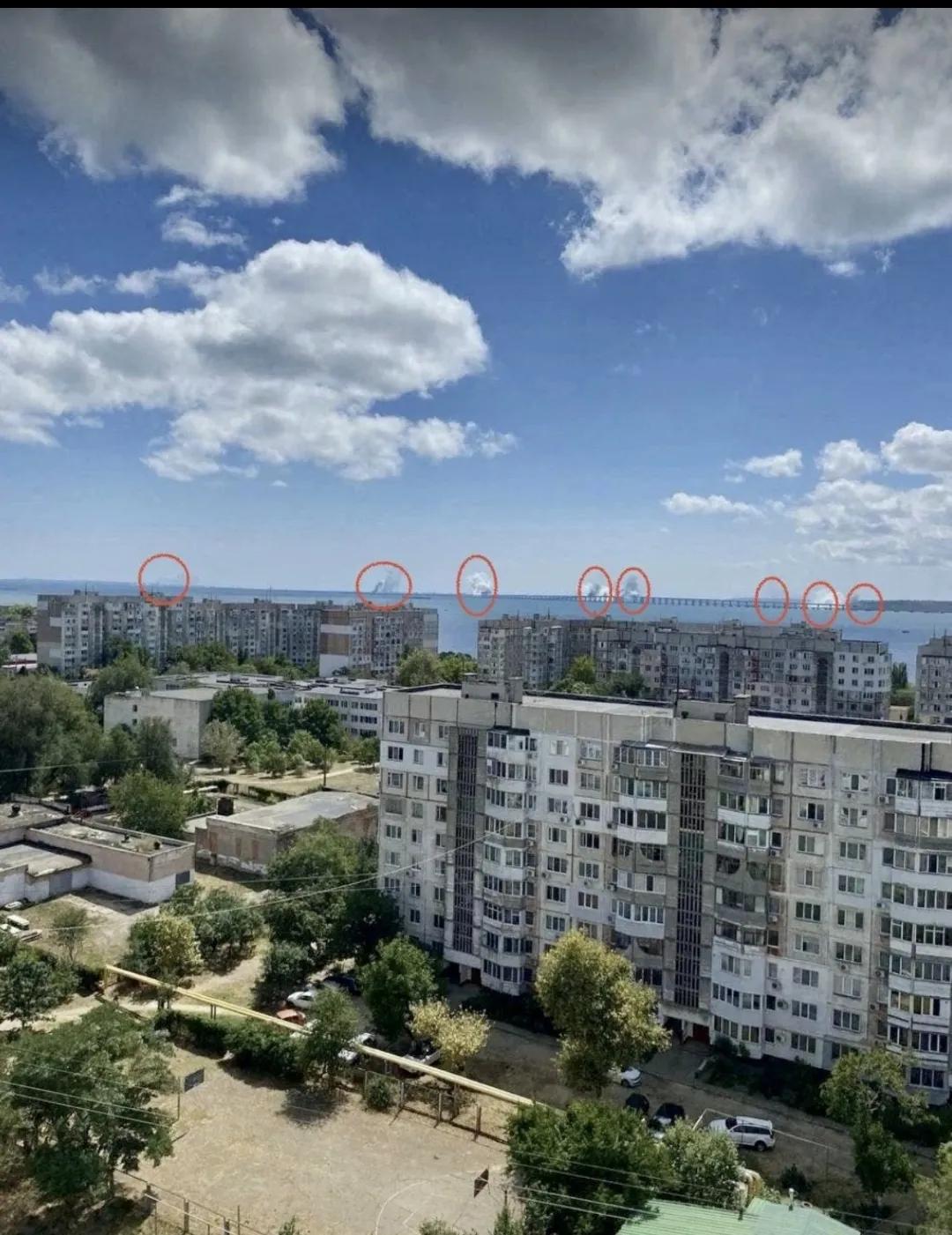 刻赤大桥 -克里米亚大桥
克里米亚大桥今天遭到至少八次袭击。
也许更重要的是，这