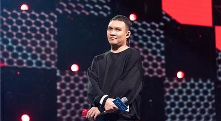 最近几年，某视频网站的一个导演可以说是出尽了风头，他凭借凶悍的长相和对于节目的出