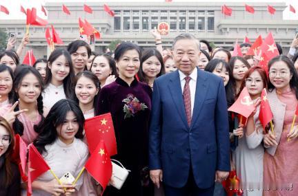 北京时间4月15日，中越双方举行了会谈，最终顺利谈妥，双方在现场签署了一系列合作