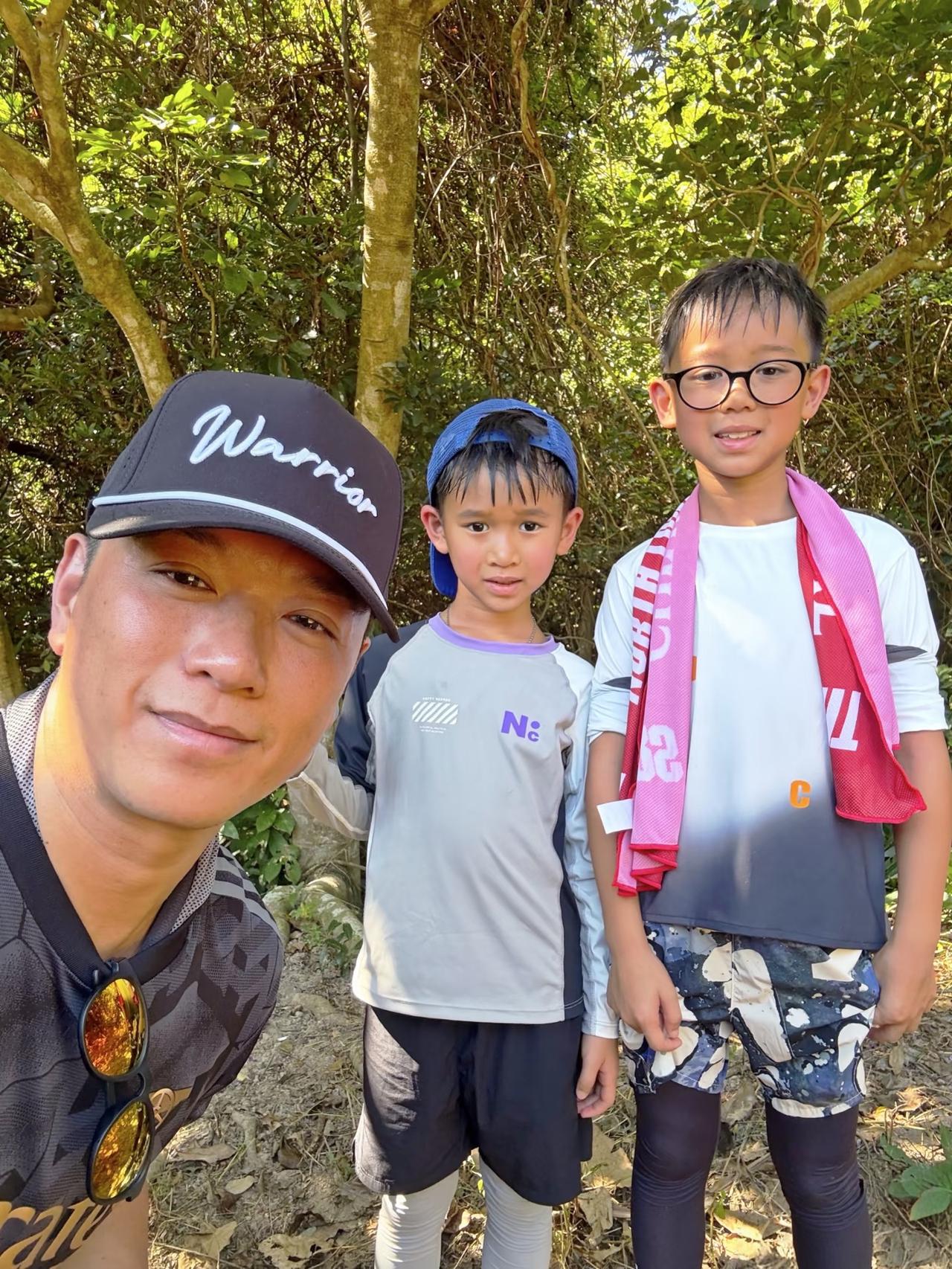 胡杏儿老公李乘德带9岁大儿子和7岁二儿子回乡下祭祖。李乘德是客家人，所以在重阳节