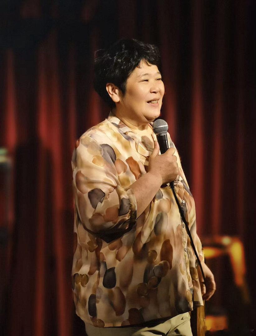 房主任发布会泪崩跪求媒体嘴下留情姐姐当家 姐姐当家第二季未播先炸！房主任发布会上