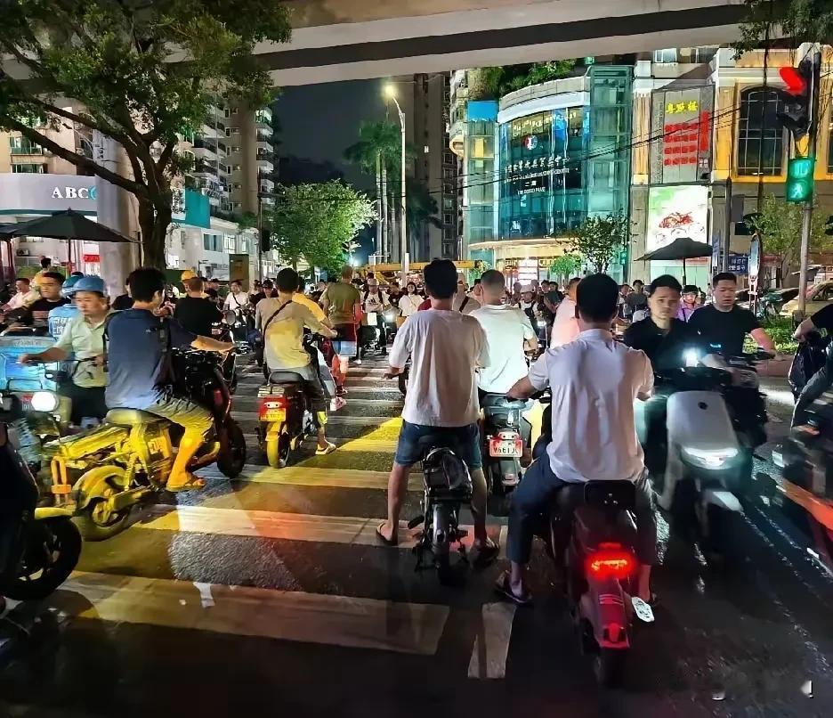 电鸡越来越狂了，无缘无故闯红灯，无缘无故变道，马路就是自己家，也从来不认为是自己