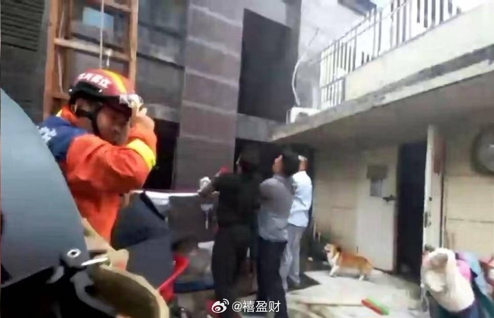 连云港消防回应火灾母女坠楼专业救援流程与现场客观环境的双重无奈，浓烟高温是火场最