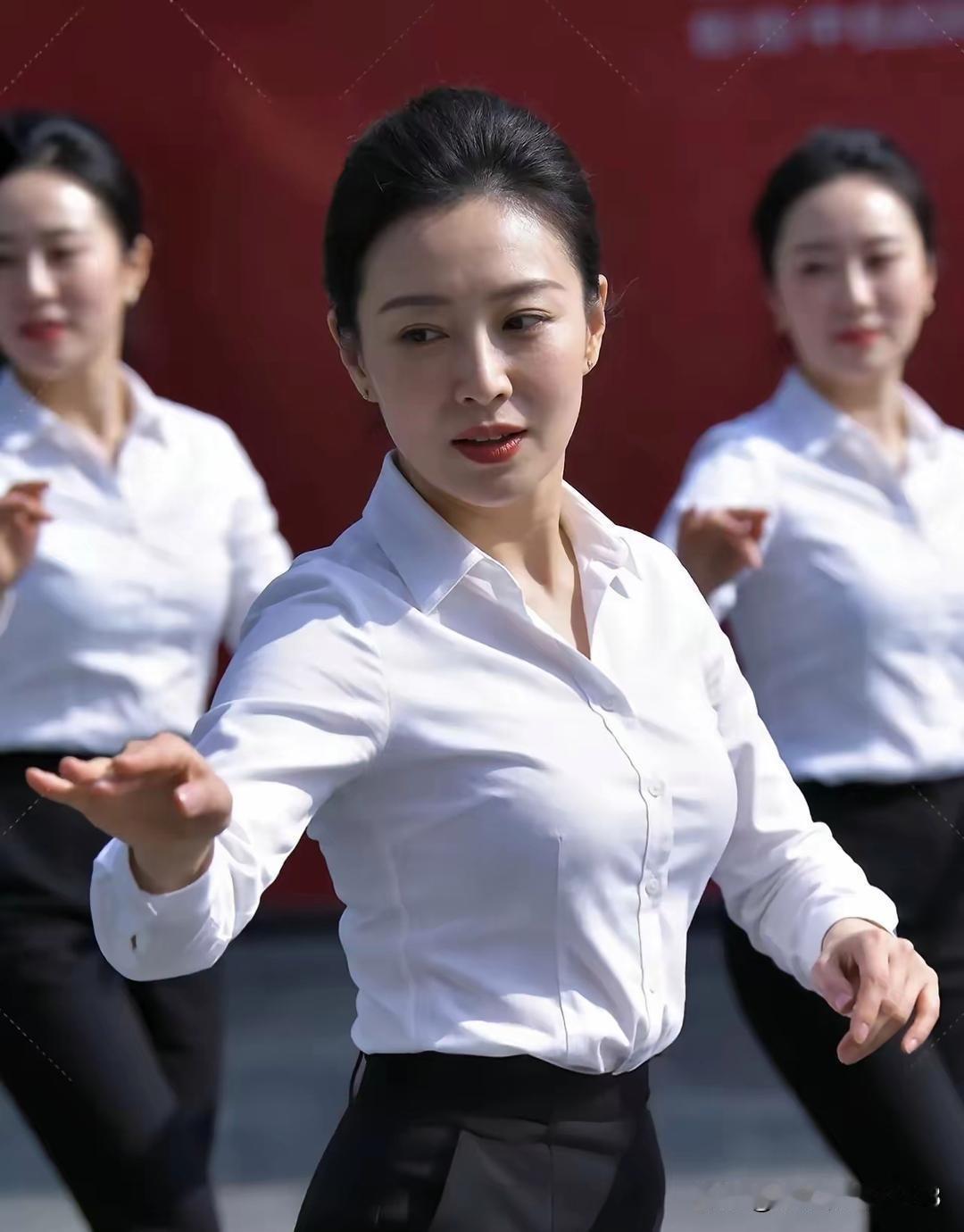 突然走红的秦主任，原来是这么美啊！
 
国庆期间，山西吕梁《祝福祖国》集体舞视频