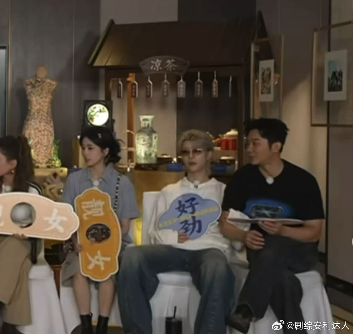 比正经播好看多了确实是有梗 范丞丞李晨的肱二头肌好摸吗李晨范丞丞手挽手奔跑吧奔跑
