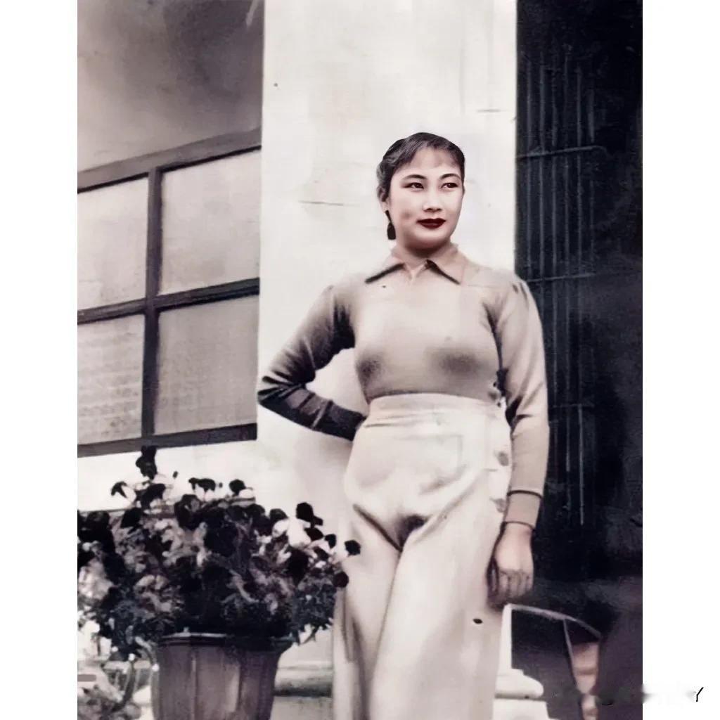 1933年25岁的胡蝶在上海的珍贵留影。这张有一种宜室宜家的感觉
