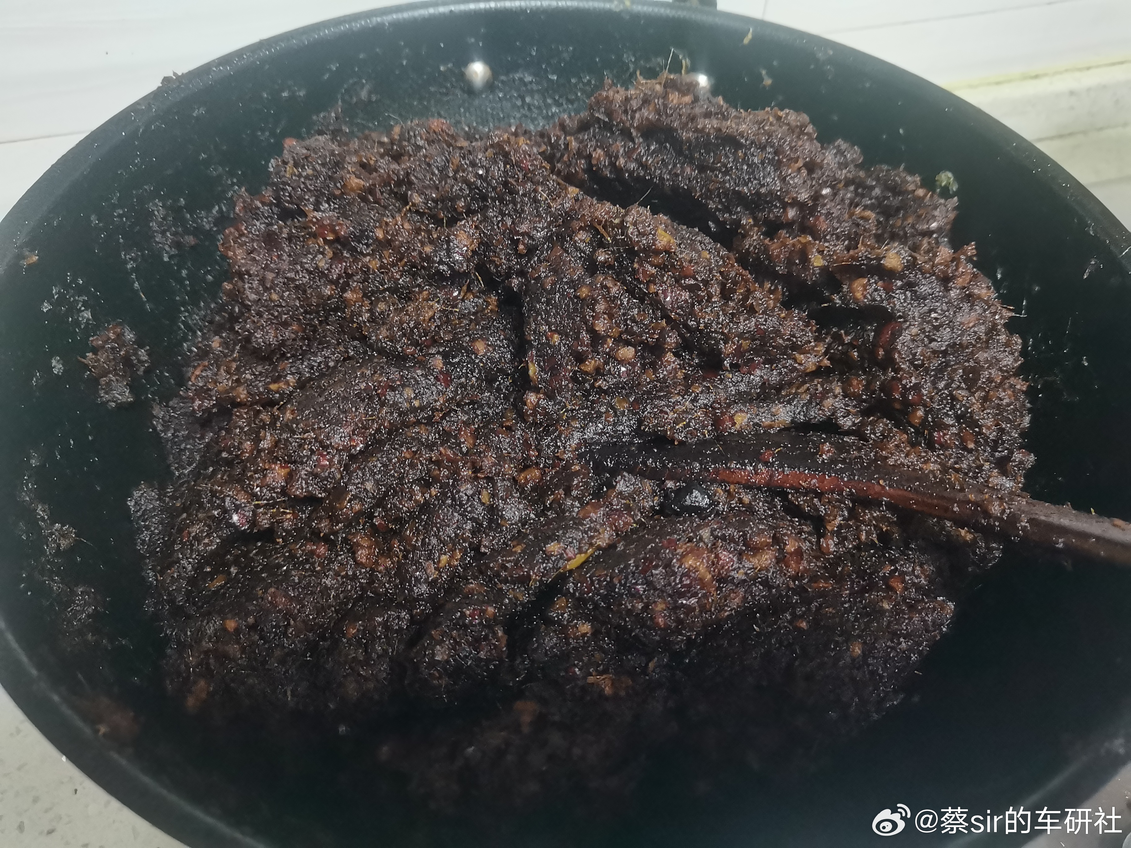 老妈赶在明天立冬之前，第一锅的黑糖姜枣膏出炉啦[手指比心]，只给最爱的人！生活手