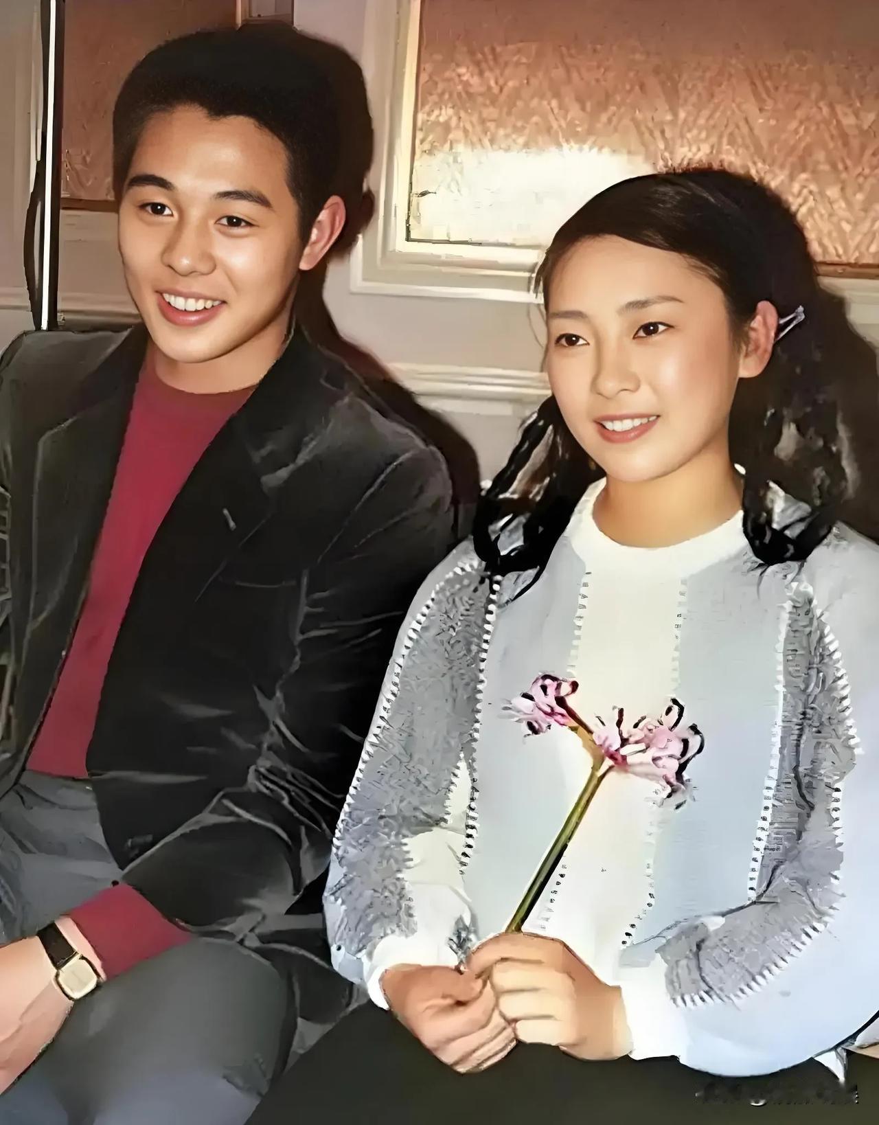 说实话，我到现在还不理解李连杰的眼光。
看当年他和前妻现任的合照，不得不夸他和前