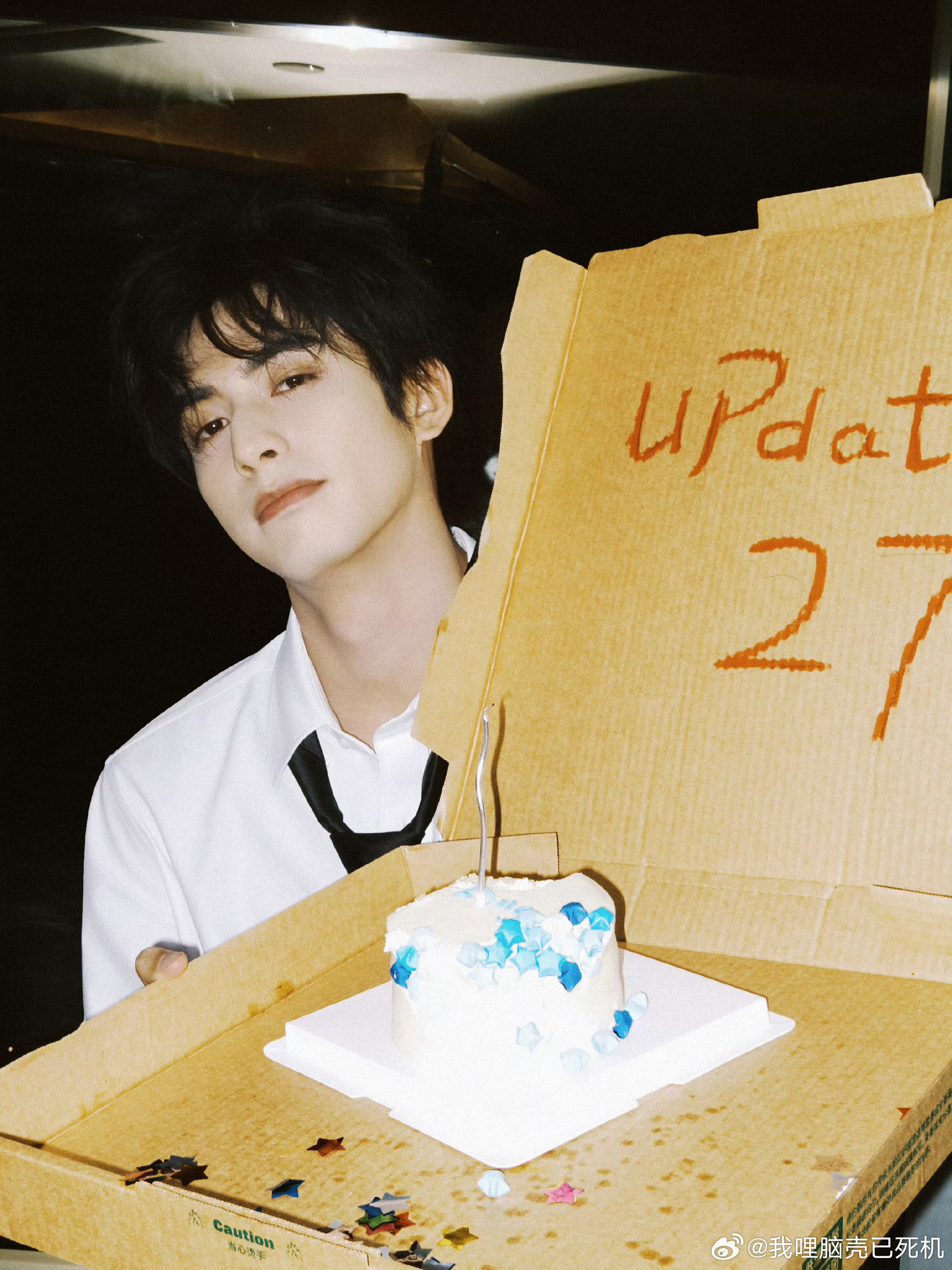 宋威龙27岁生日写真宋威龙白衬衫清爽感生日照 宋威龙27岁生日写真，白衬衫牛仔裤