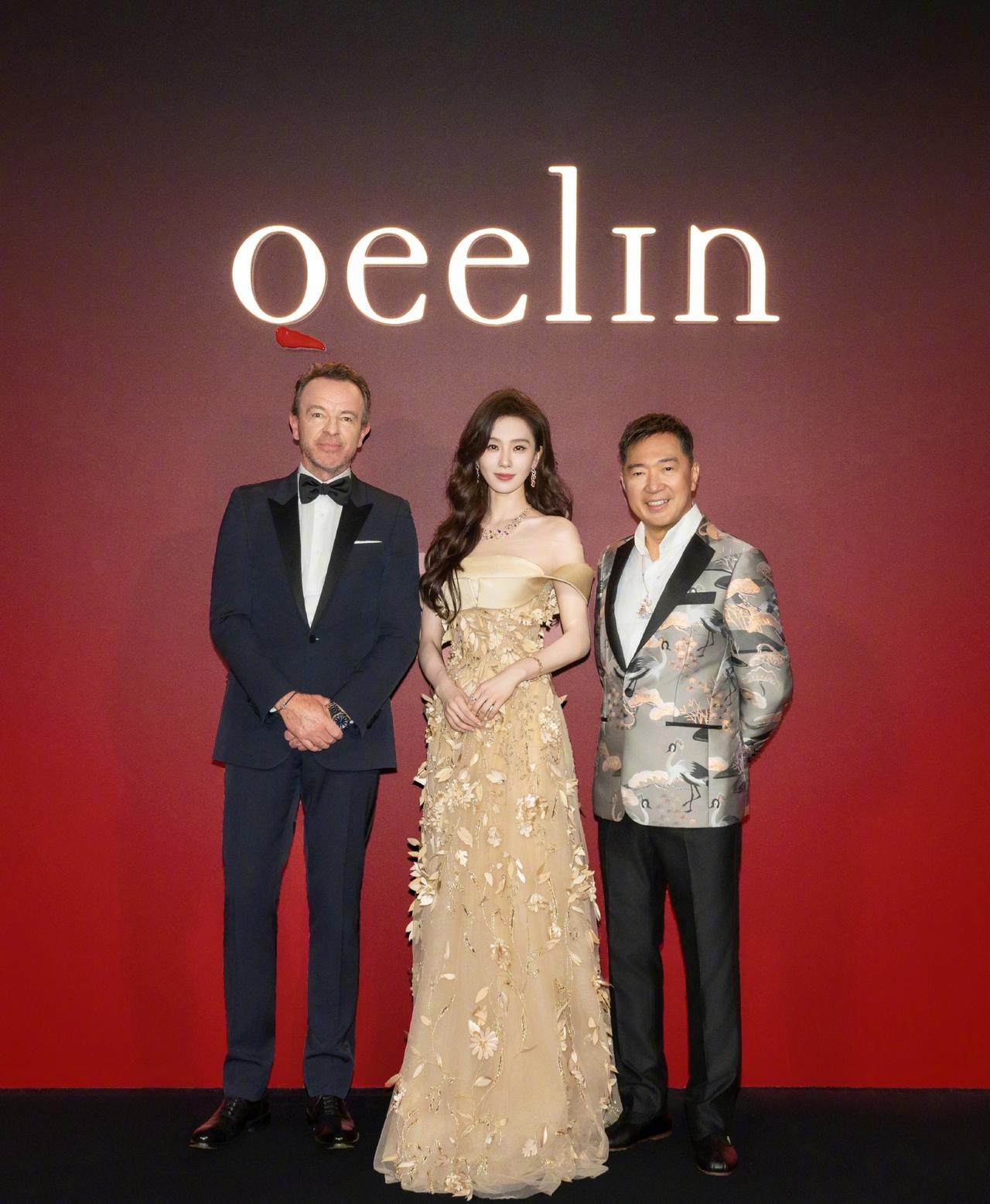 刘诗诗惊艳亮相Qeelin高级珠宝展，身穿香槟金色露肩刺绣长裙，戴着品牌主推的 