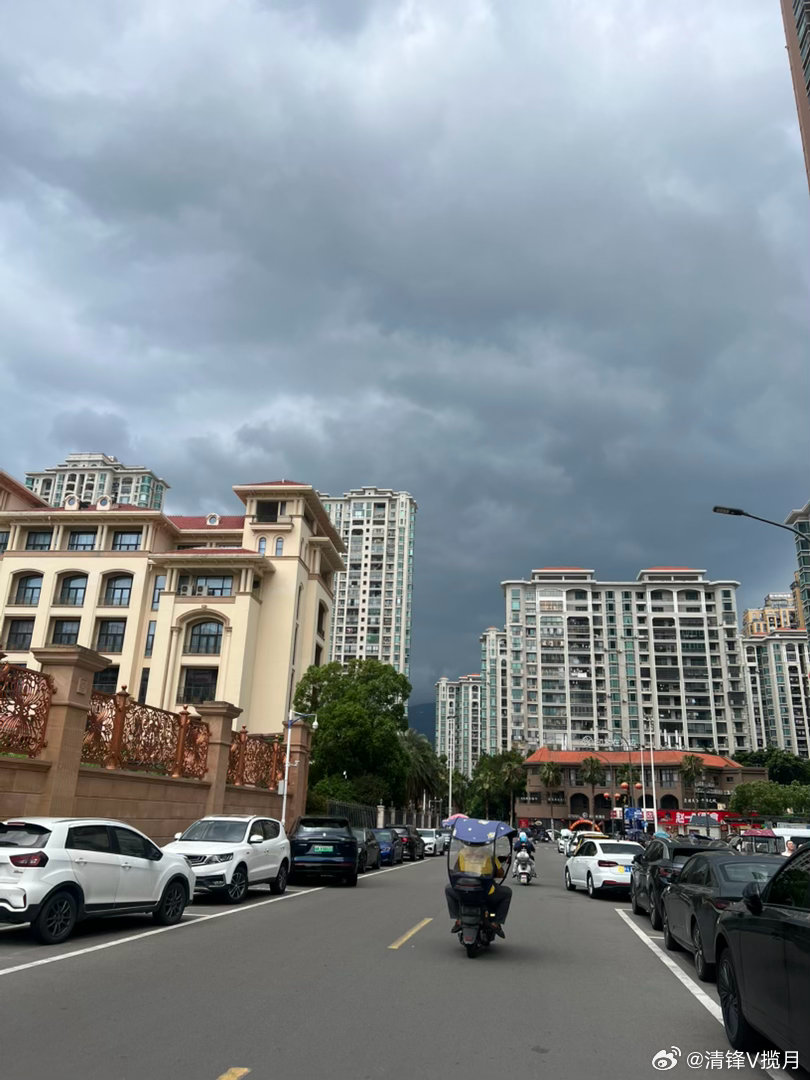 天色骤然阴沉乌云压顶，看样子要下暴雨了，大家出门记得带雨具生活碎碎念日常随拍 福