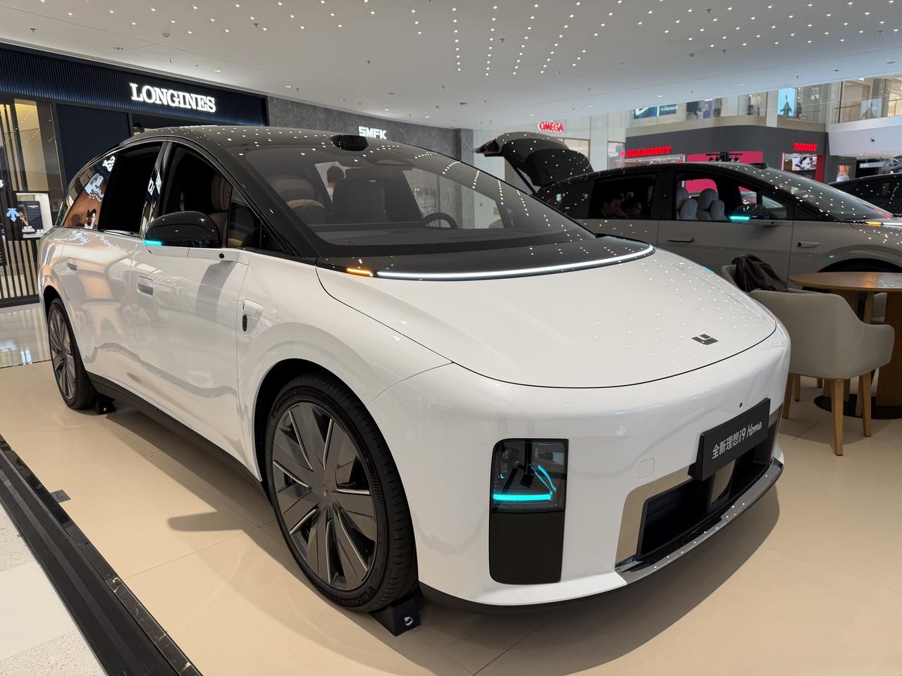 理想i9昨晚上市，36.98万单一版本，直接炸了。
先说热度最高的事——i8车主