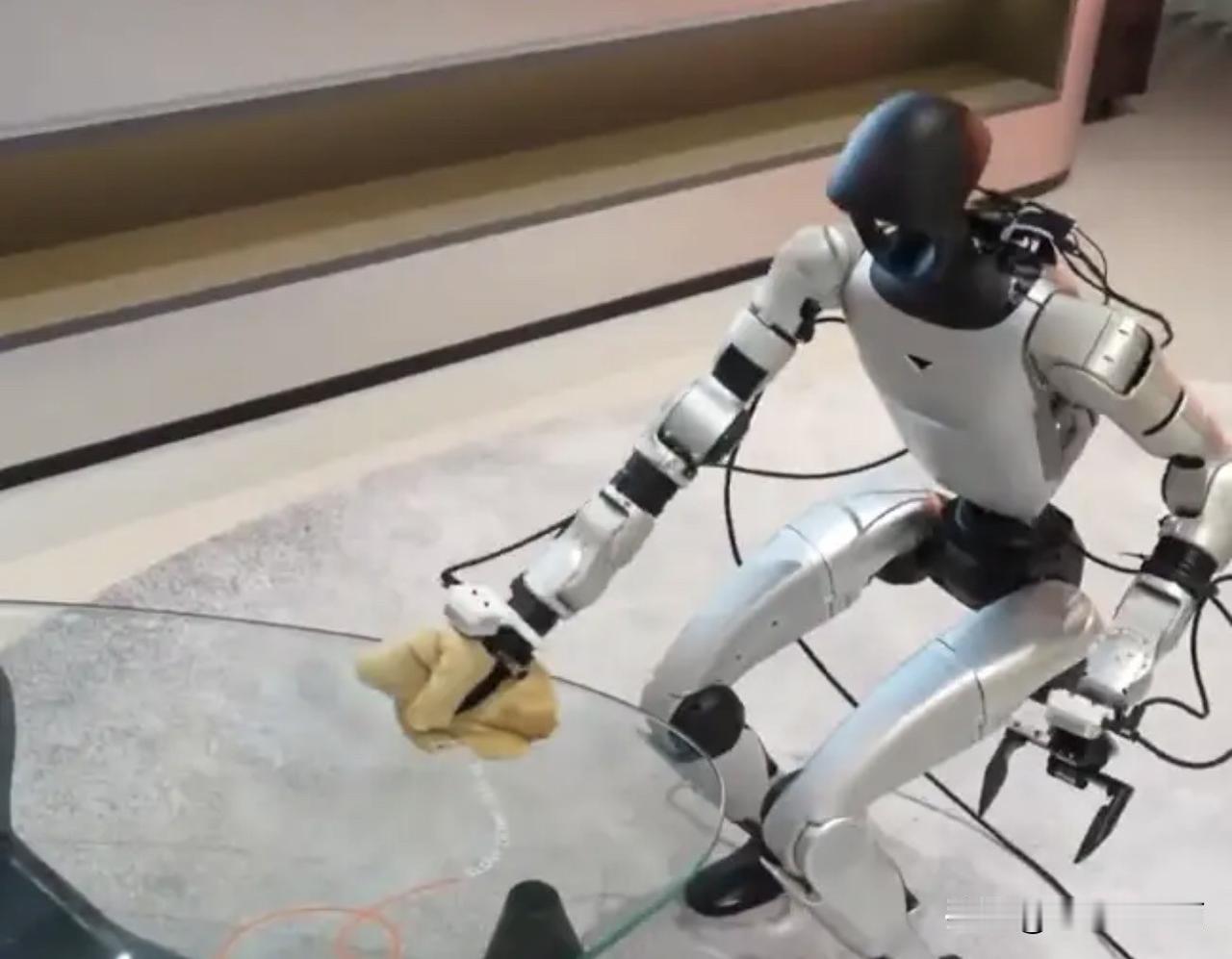 宇树机器人最新发布，刷碗买菜，叠被铺床，整理家务的机器人，很多人担心养老问题，这