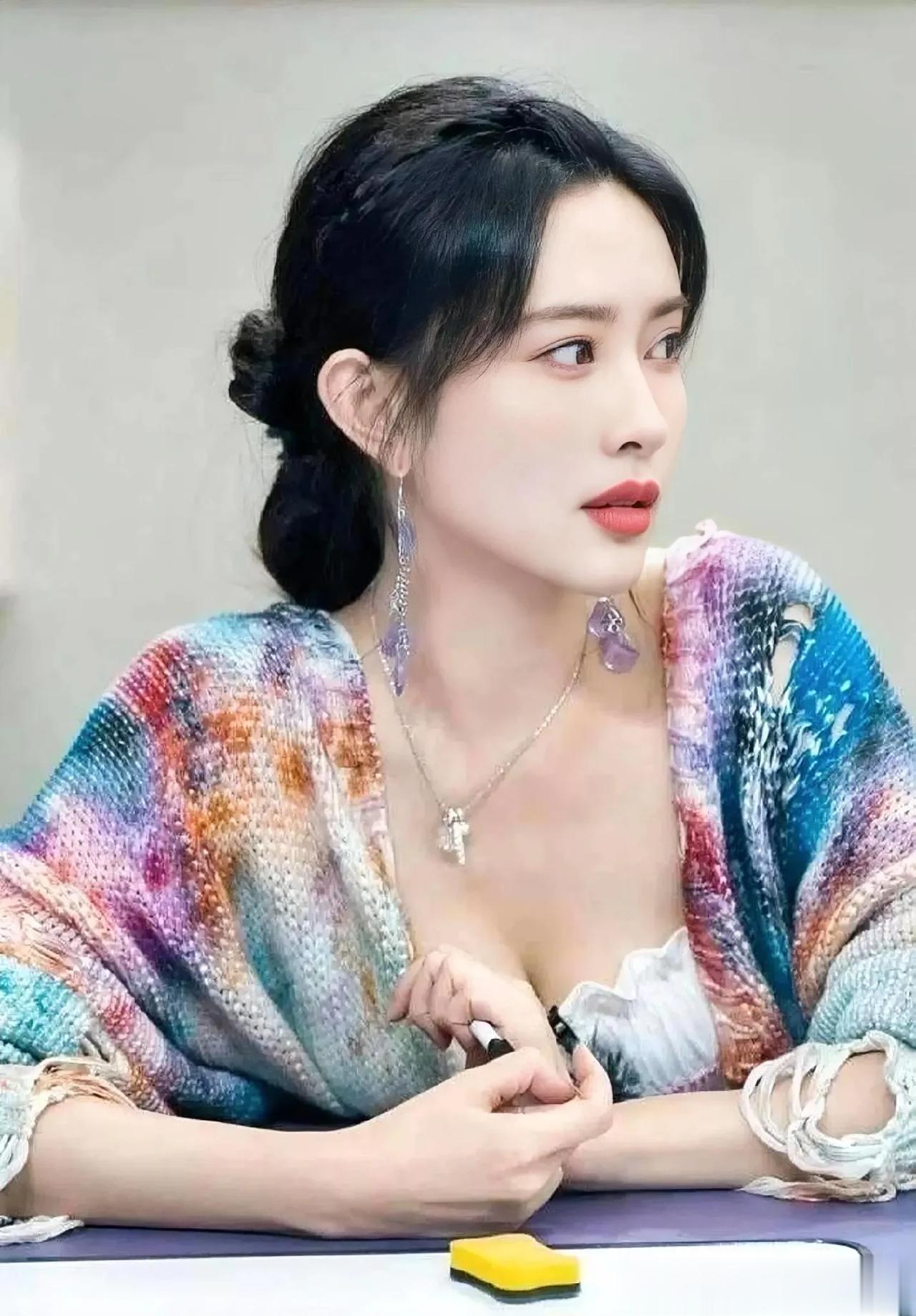 在两天前，我有幸与我的上司一起参加了一个商务宴请。在这个场合上，我们有机会与其他