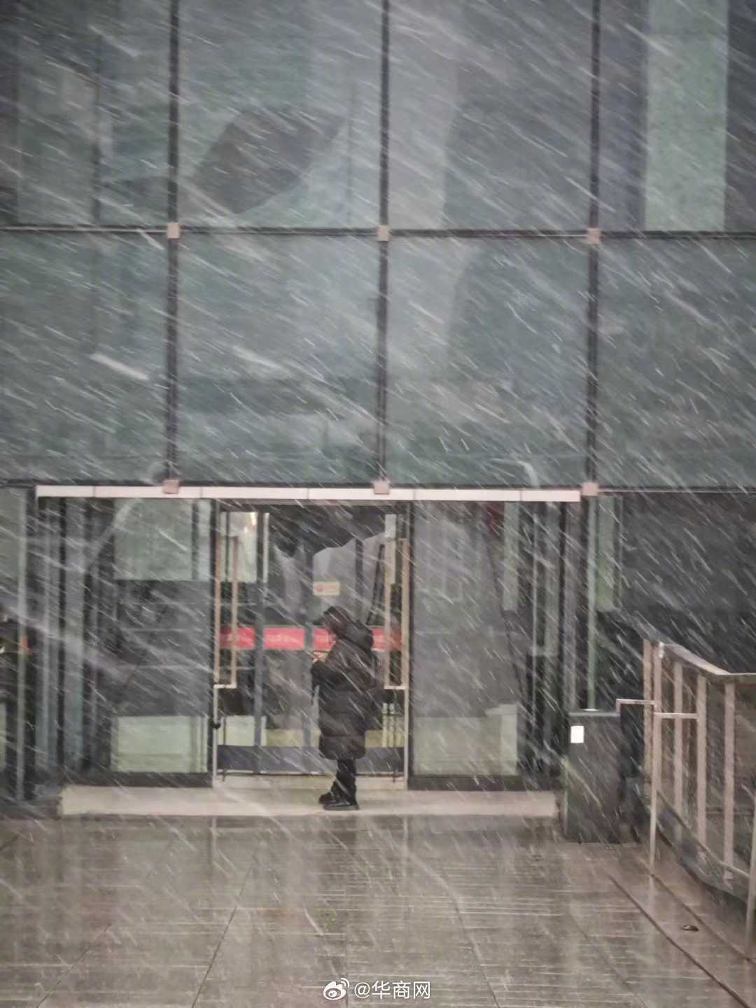 【#西安用大雪迎接2026#】2025年的最后一天，西安在漫天飞雪中醒来。网友镜