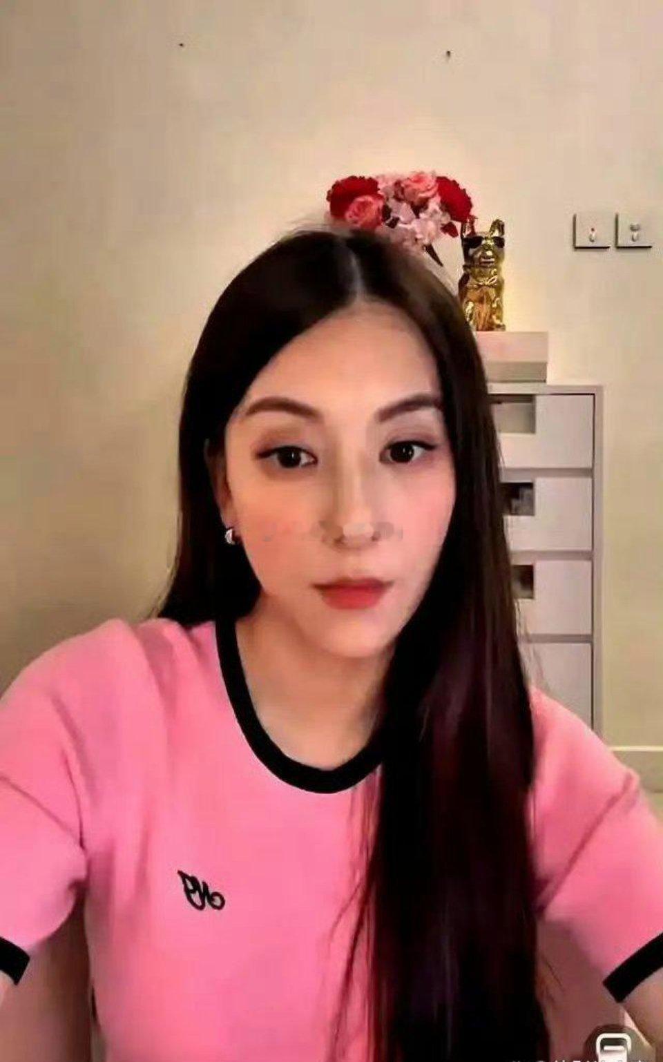 郭富城老婆方媛直播时忘了开美颜滤镜，这素颜也不丑啊 ​​​
