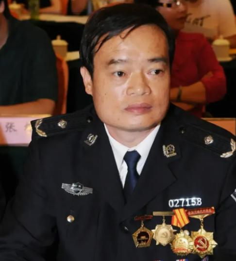 1990年，24岁的缉毒警明正彬，打入毒贩内部。哪料，在一次交接货时，一名警察突