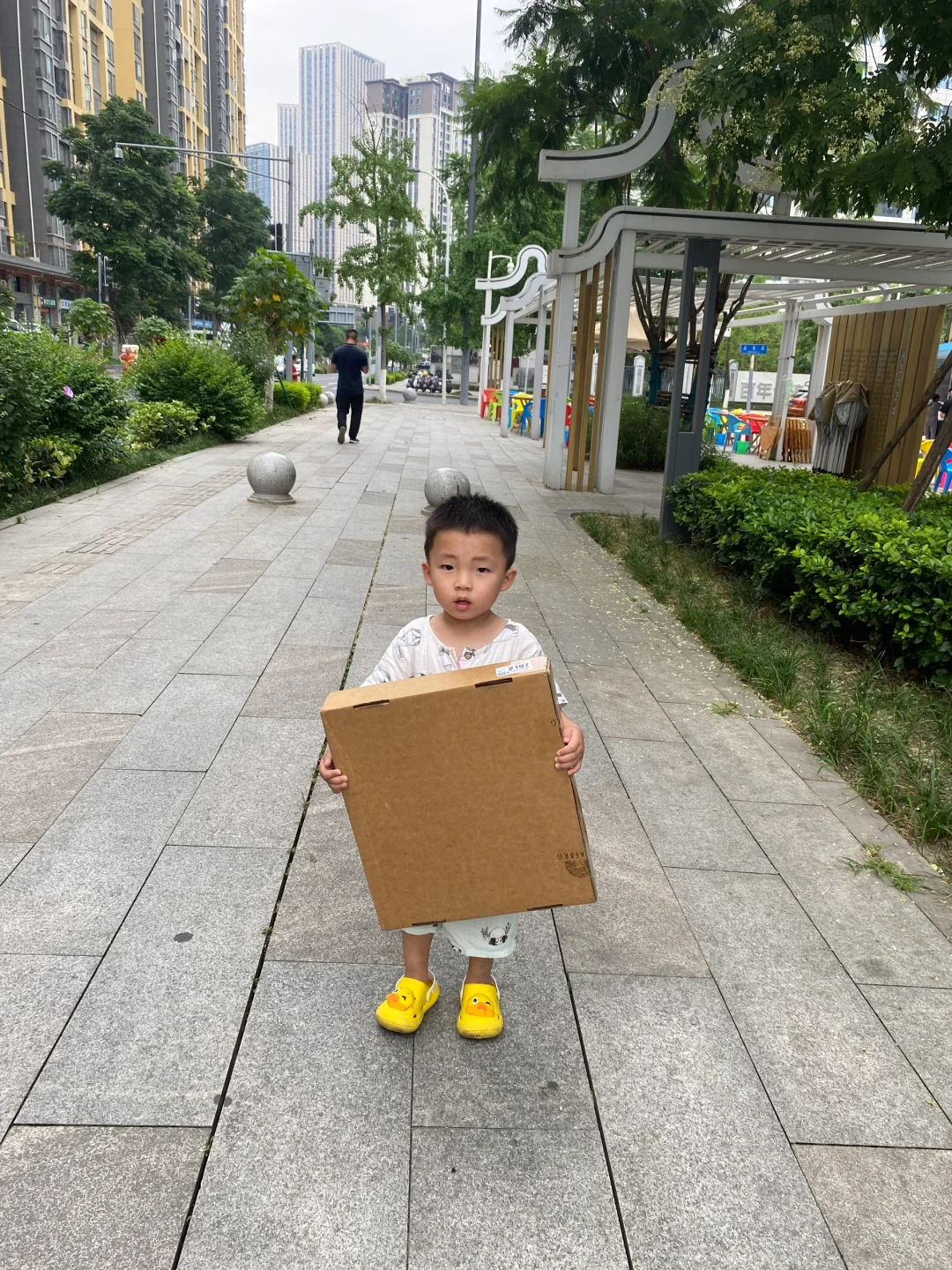 👦🏻可以帮忙拿快递了
