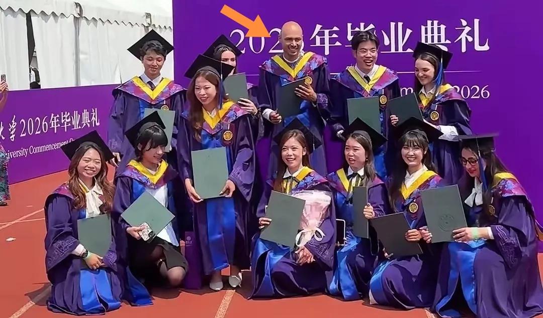 清华大学外籍“光头强”硕士毕业合影照。