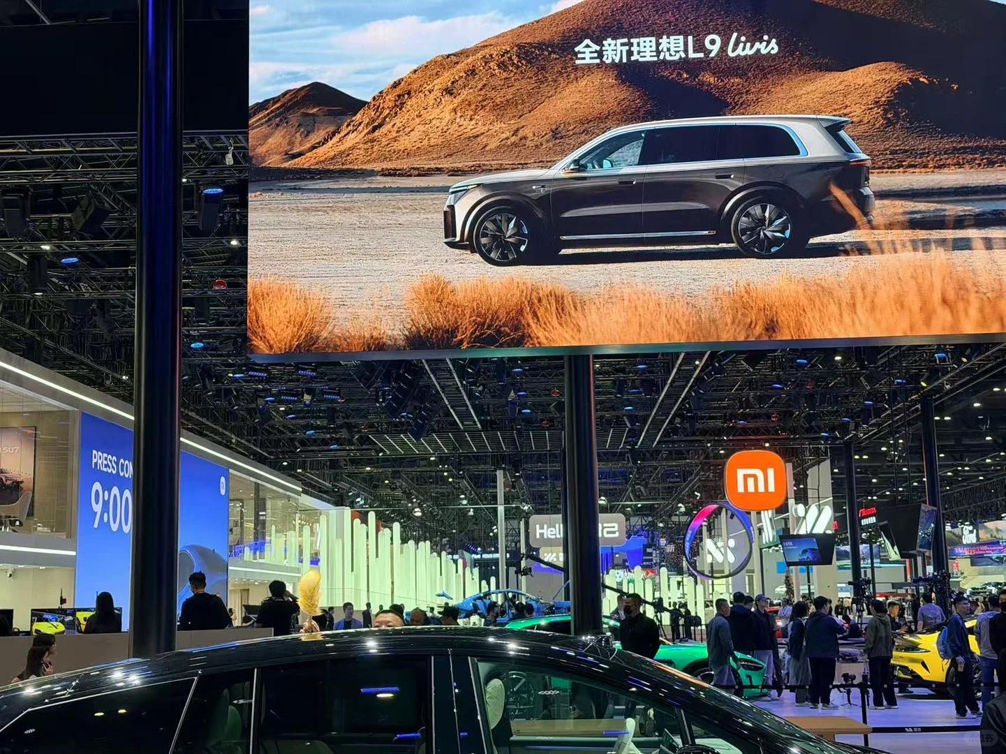 汽车大V聊车  北京车展第一天，理想展台直接被挤成了热门景点！发布会现场座无虚席