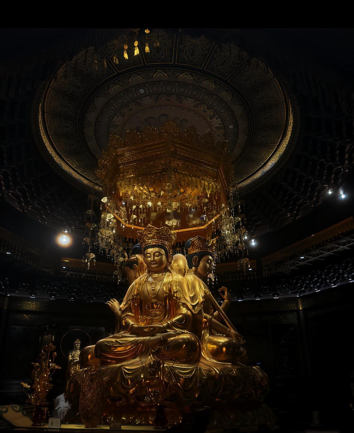 金碧殿堂，圣像庄严。诚心祈愿，驱散生活里所有困顿。 ​​​