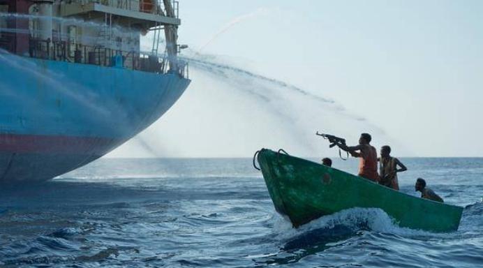 2011年，中国货船途经印度洋时，突遭10名海盗持枪疯狂扫射，26名船员拿起鱼叉