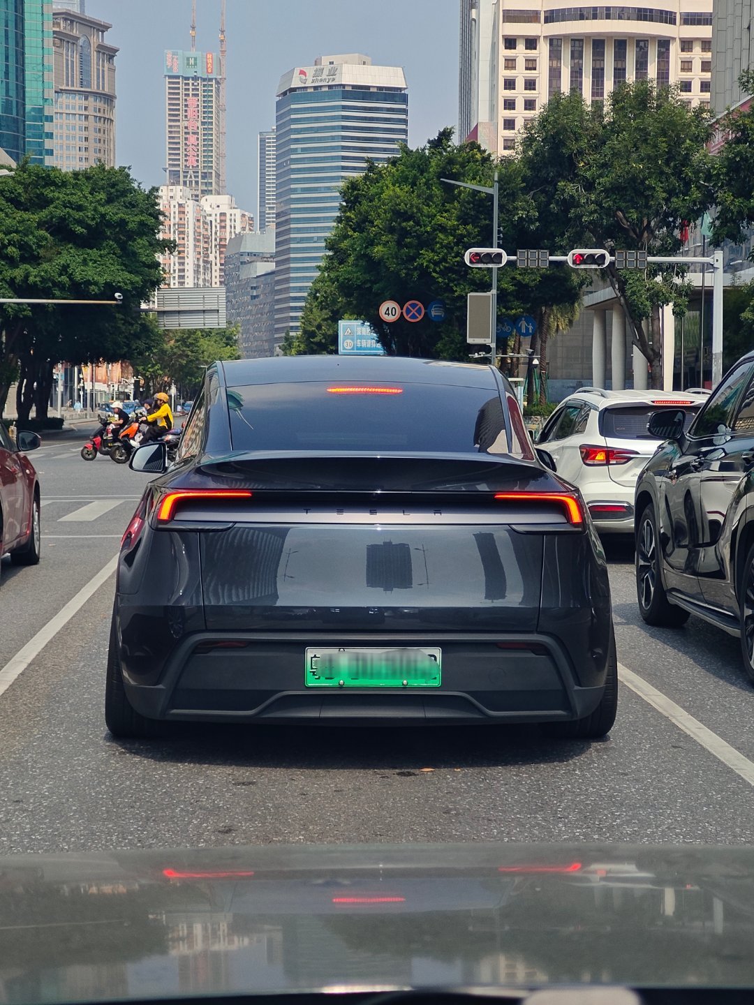 低趴是好看点，但是电池很危险吧全民拍车