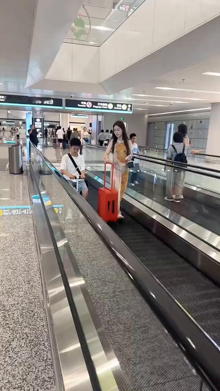 好羡慕这个能骑的小箱子