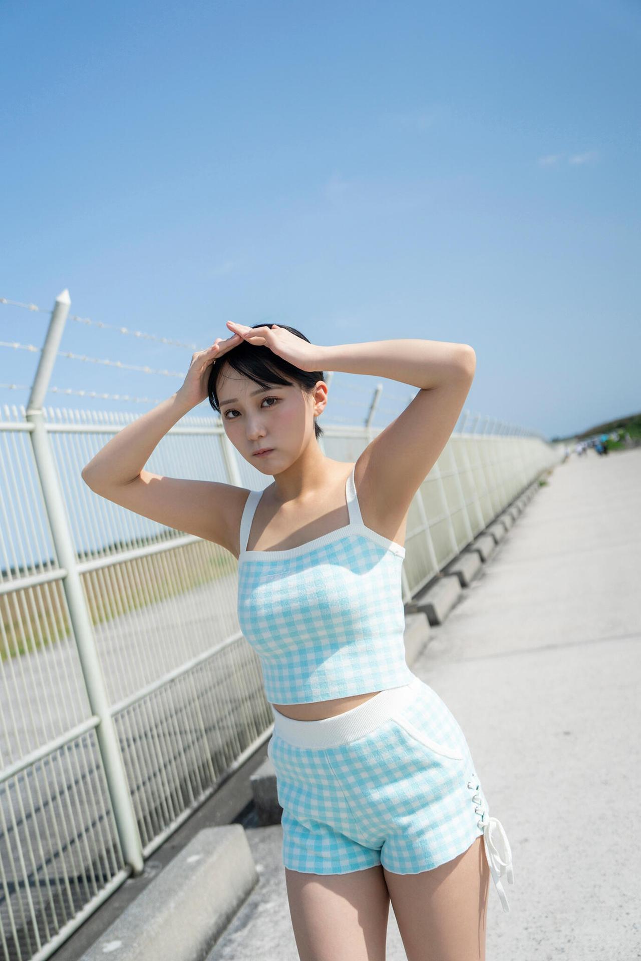 夏日清新穿搭，蓝白格子运动装，阳光下的青春活力！