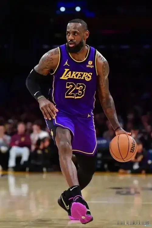 1️⃣ **新老对决，顶流云集**  
詹姆斯、杜兰特、库里“三巨头”第N次同台