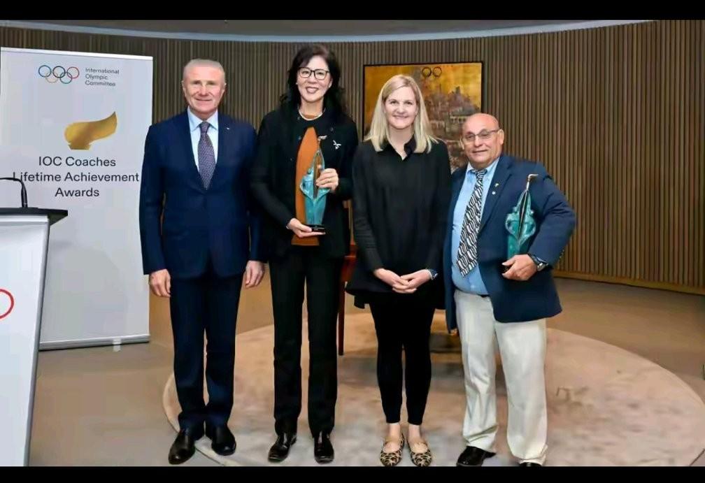 郎平获国际奥委会终身成就奖，她曾带领美国女排获得奥运会亚军，带领中国女排获得冠军