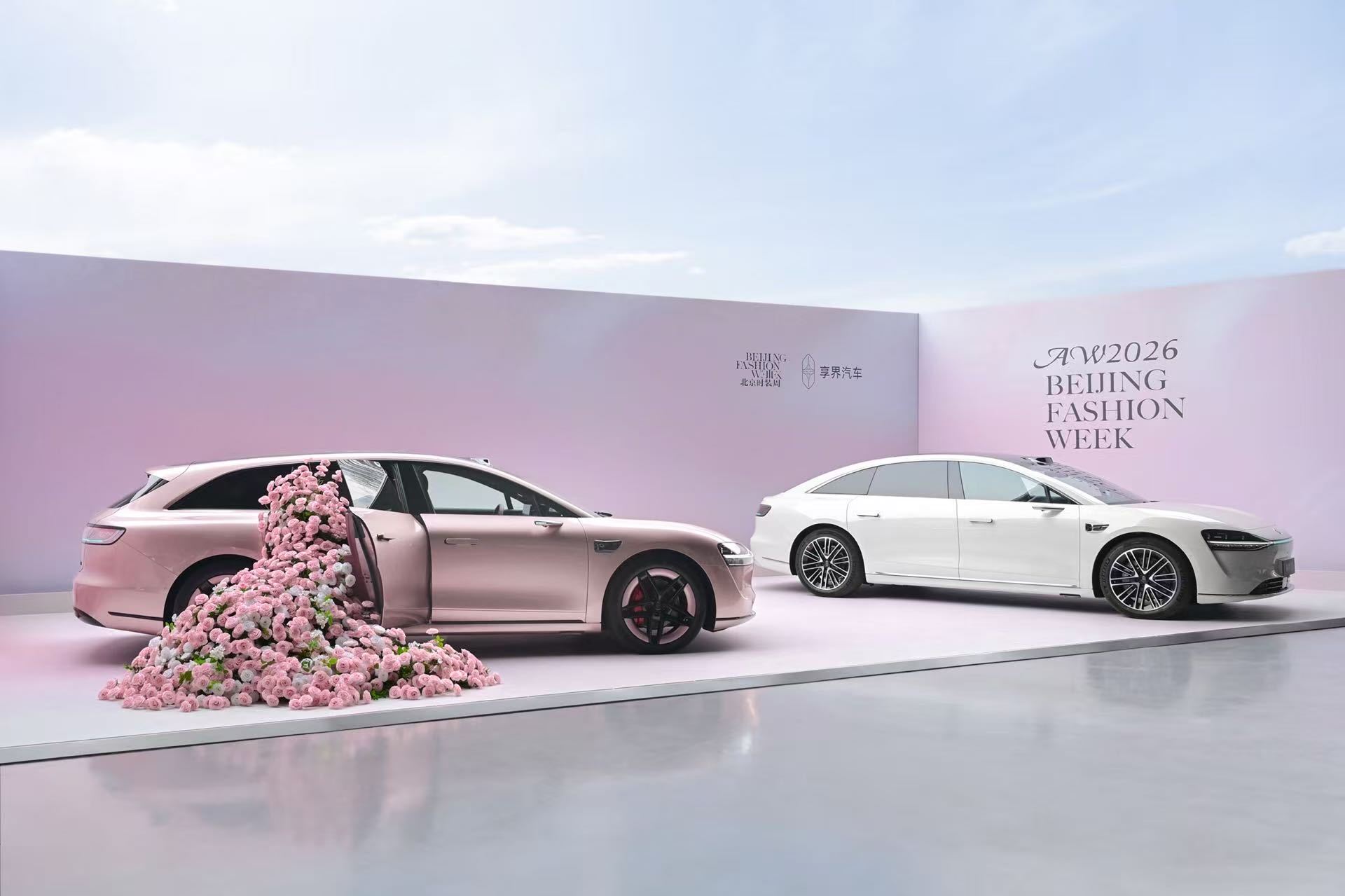 AW2026北京时装周 享界S9T/S9实力圈粉，春日新色 粉色和白色亮相北京时