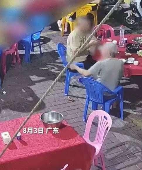 广东，一年轻小伙给大爷结账，大爷付款时竟将付款的钱拿在手里抖了两下后，直接把钱给