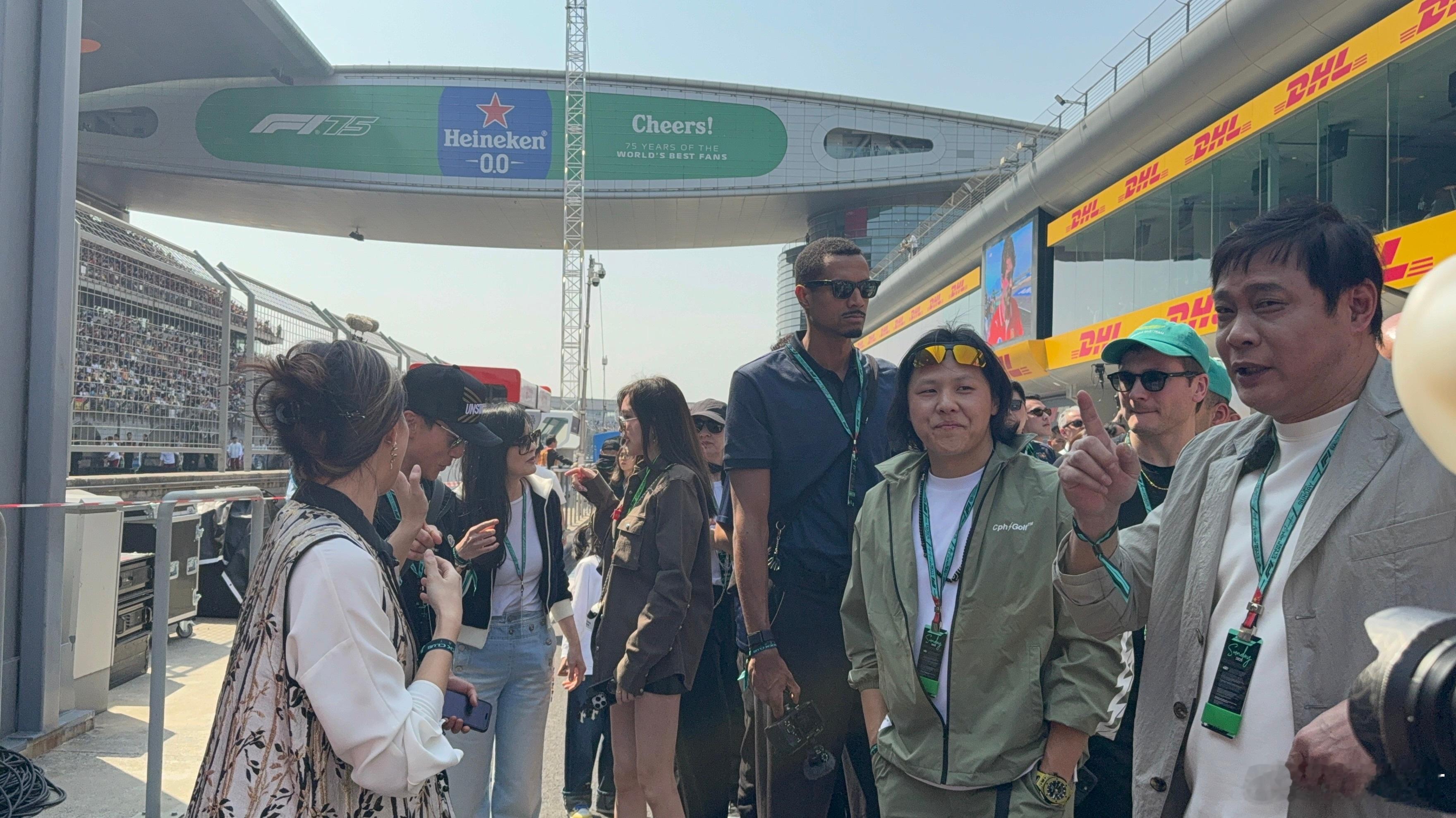 范志毅的人脉太开门了 现身F1赛场，范志毅和赛车手称兄道弟，又与好莱坞影星相谈甚