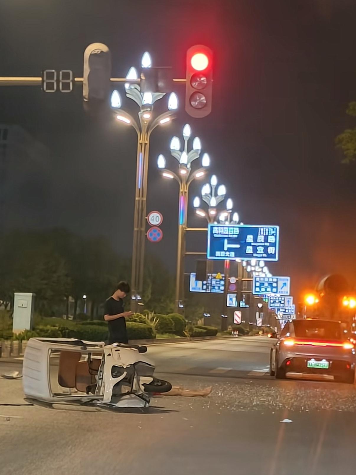 深夜街头惨烈一幕：直行电车VS闯红灯三轮，伤者倒地不起，碎片满地！

刚才路过十