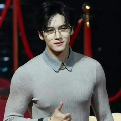 郭敬明选男演员更偏向于精致、带有一定时尚感和独特气质的长相。
他选的男演员往往五