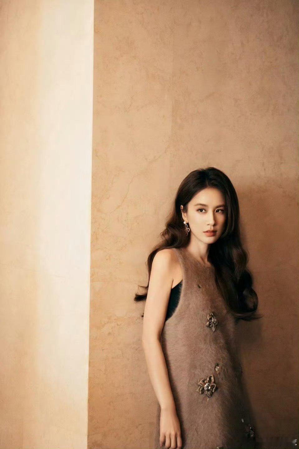 要不黄圣依学下彭小苒吧彭小苒古装氛围感封神，灵动眼神藏尽故事感，黄圣依五官精致，