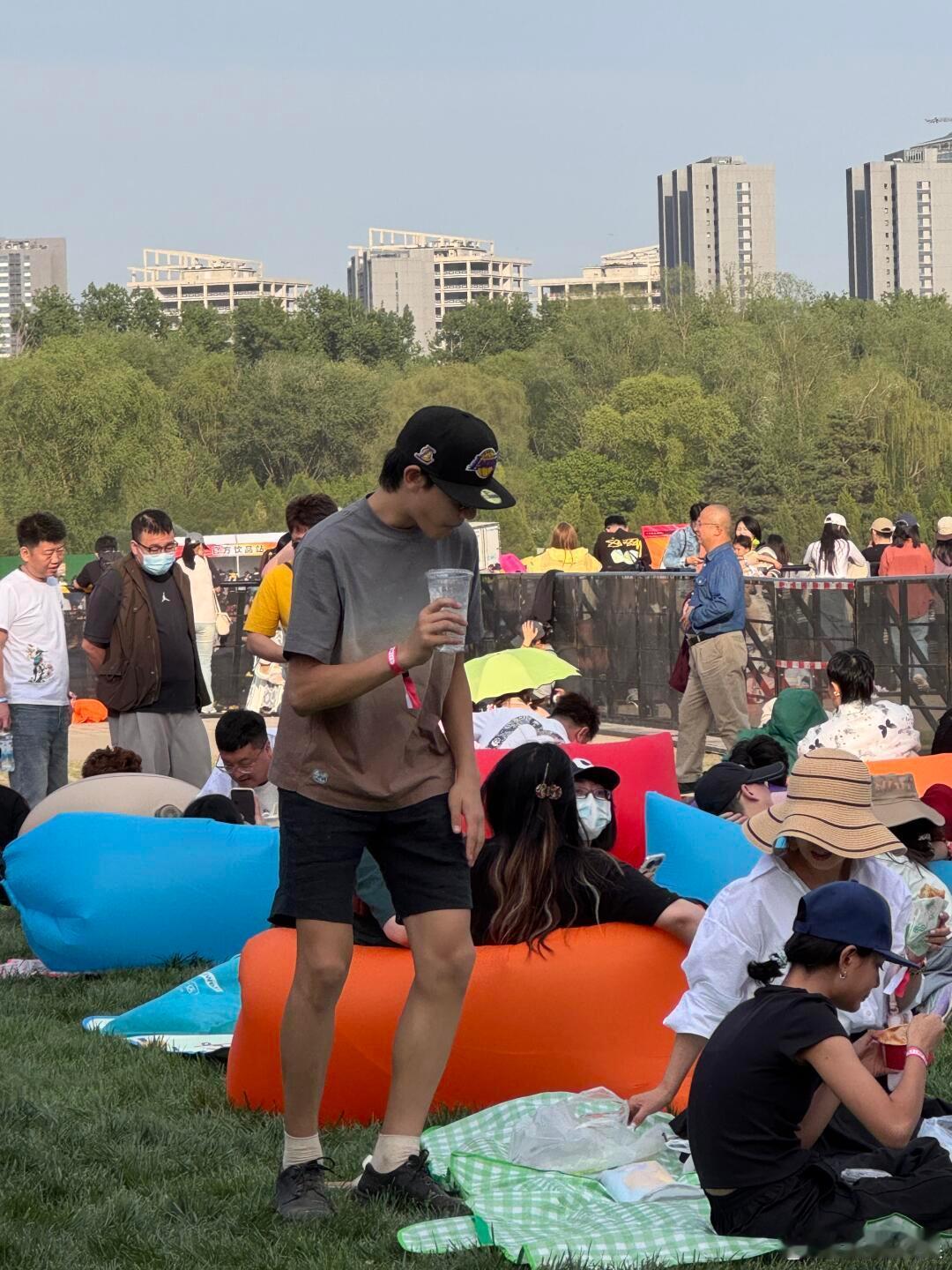诺一霓娜看音乐节音乐节偶遇诺一霓娜 音乐节偶遇诺一霓娜，兄妹俩长这么大了 ​​​