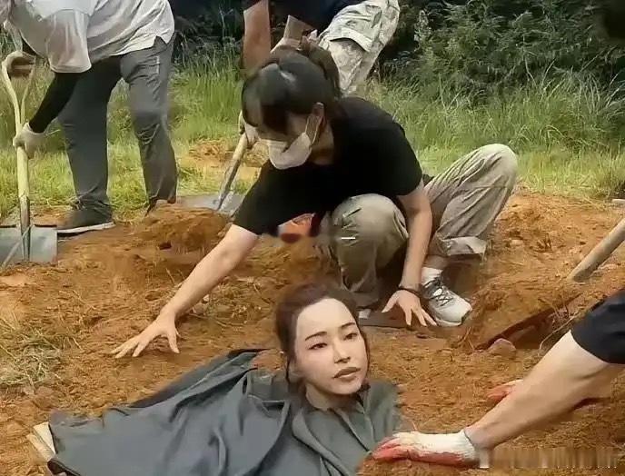一直以为演员拍这种戏是真的被埋进土里，没想到身体压根接触不到土！ 