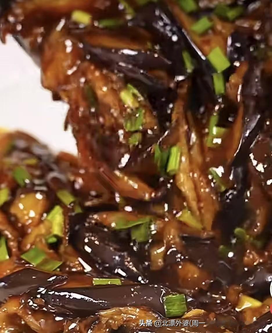 夏日灵魂下饭菜，天热没胃口？答应我一定要试试这个菜
夏天灵魂下饭菜一定是这个“鱼