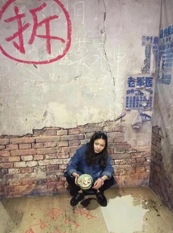相亲刚加上好友，对方直接发来这张照片，墙上大大的红色“拆”字格外醒目。 蹲在老旧