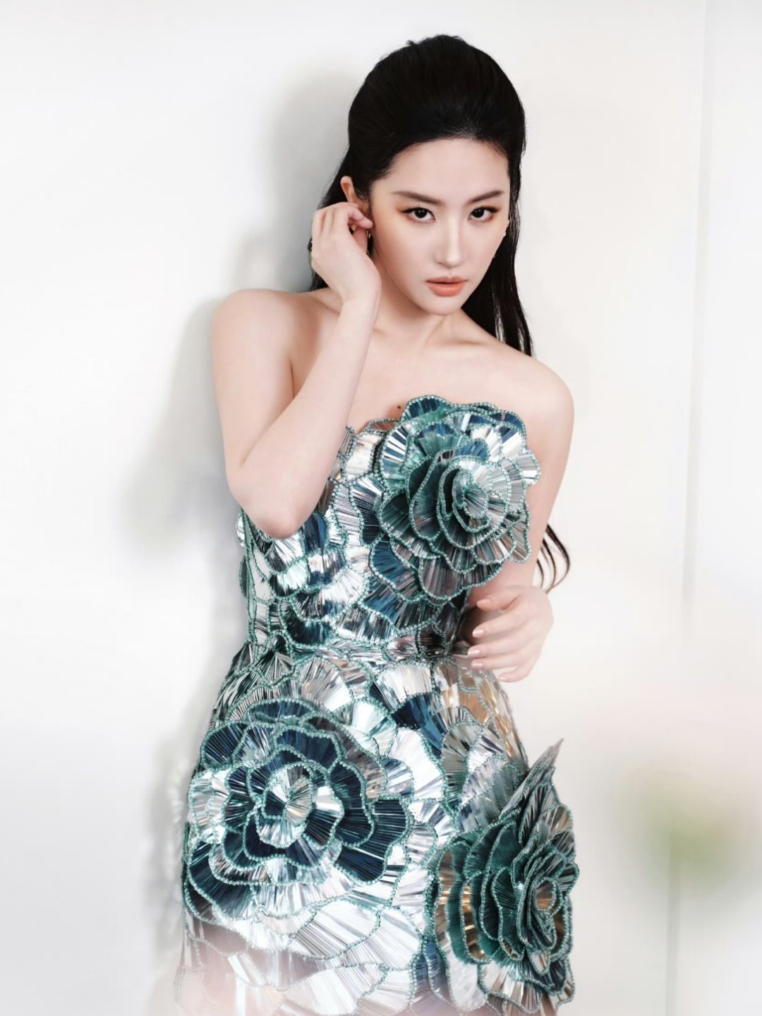 被刘亦菲美到失语了 “仙女姐姐”刘亦菲身穿“冰晶玫瑰”高定亮相活动现场。陈伟霆看