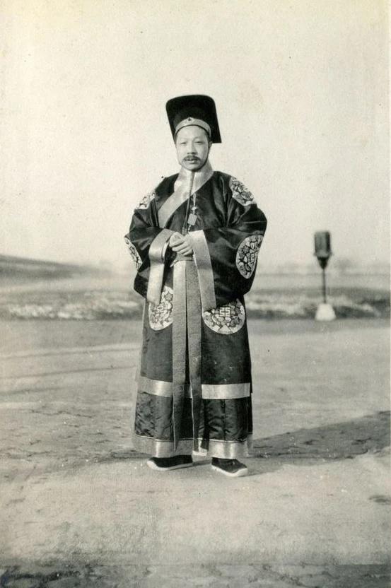 当年，袁世凯死后，六姨太叶蓁得到的遗产是，黄金20条，南京半条街的房屋100间和
