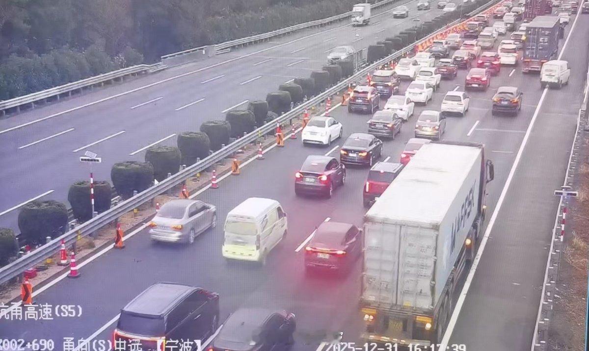 【南站周边车流量大，宁波天一广场和城隍庙开始堵了 】南站周边车流量较大，天一广场